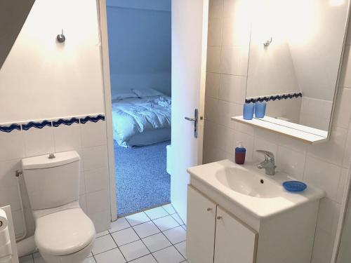 une salle de bain avec toilettes et lavabo et un lit dans l'établissement Appartement 3 chambres avec roof top à 5 mn de la plage, à Deauville