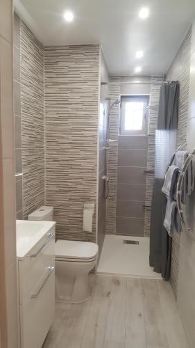 une salle de bain blanche avec toilettes et douche dans l'établissement Les Prairies de l'Encrême, à Céreste