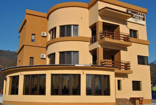 Un grand bâtiment avec un balcon est à votre disposition. dans l'établissement Pensiunea Ianis Piatra Neamt, à Piatra Neamţ