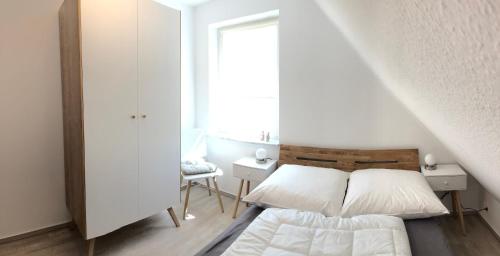 Кровать или кровати в номере Zingst Haus Hugo