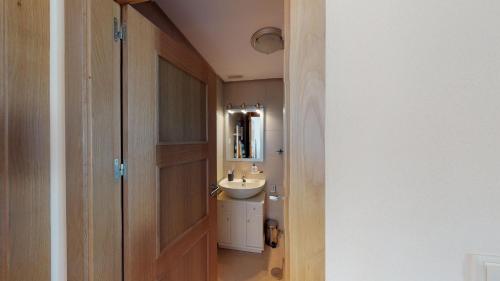 Baño pequeño con lavabo y espejo en Marrajo 287334-A Murcia Holiday Rentals Property, en Roldán