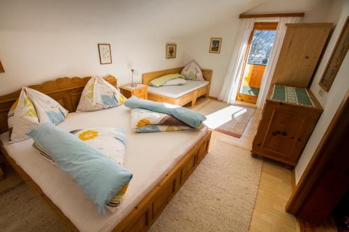 um quarto com 2 camas e uma janela em Haus Waltraut em Ramsau am Dachstein