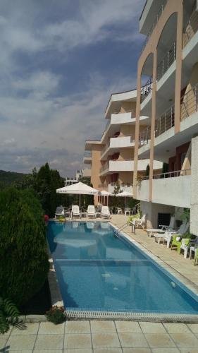 a swimming pool in front of a building at MARINA REZIDENCE *** in Kavarna