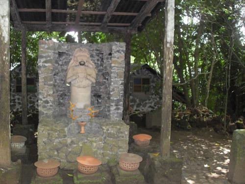 a statue of an elephant in a stone wall at Reserva Ecologica Nanciyaga in Catemaco