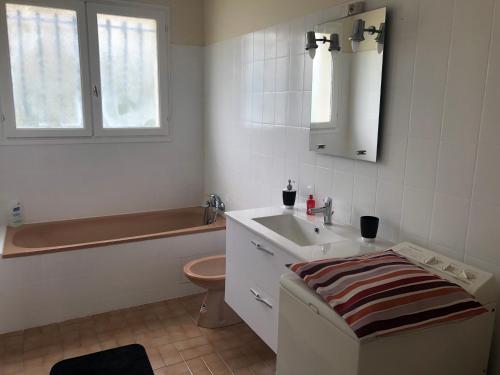 une salle de bain avec un lavabo, une baignoire et des toilettes dans l'établissement Appartement 110m2 A 2 KM DE LA PLAGE DE ST GEORGES DE DIDONNE, à Saint-Georges-de-Didonne