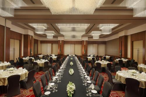 Konferenční prostory v ubytování Sandal Suites by Lemon Tree Hotels