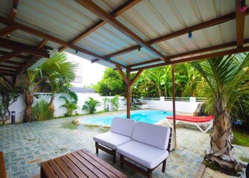 Πισίνα στο ή κοντά στο Pereybere Villa Valari with Pool Near Beach