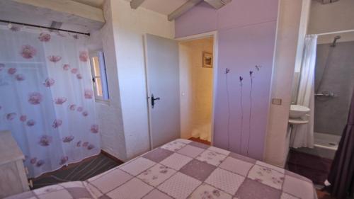 une chambre avec un lit et une salle de bain avec douche dans l'établissement Bleuets d'Azur, à Sainte-Maxime