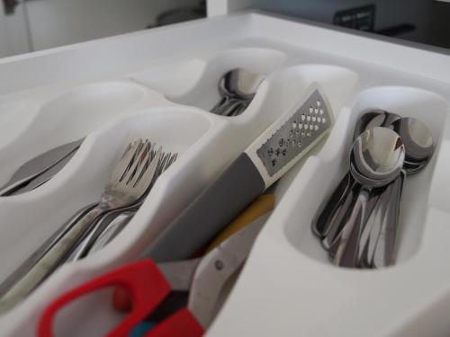 a sink with scissors and utensils in it at Alloggio Agrituristico Ai Tre Castelli in Moruzzo