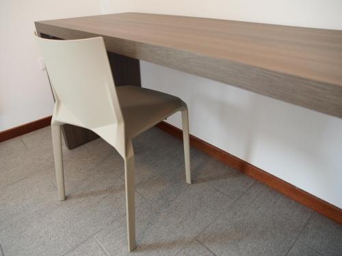 a white chair sitting next to a wooden table at Alloggio Agrituristico Ai Tre Castelli in Moruzzo