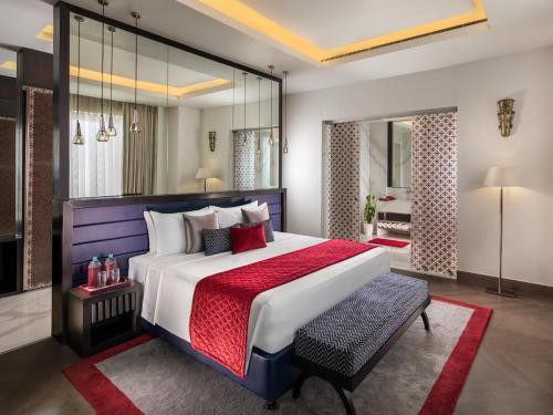 Llit o llits en una habitació de Sandal Suites by Lemon Tree Hotels