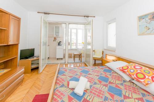 sypialnia z dużym łóżkiem i telewizorem w obiekcie Pleasant apartment Korenic in unique city of Rovinj w Rovinj