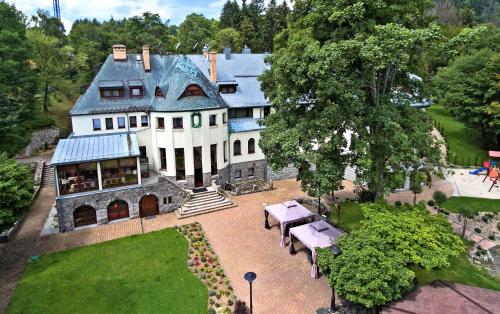 uma vista aérea de uma grande casa branca em Villa Wernera Hotel & Spa em Szklarska Poręba