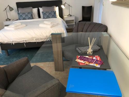 un salon avec un lit et une table en verre dans l'établissement Luminous, street view studio, excellent location, à Beausoleil