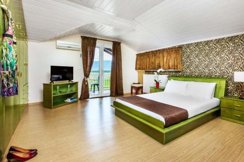 Postel nebo postele na pokoji v ubytování Amfion Hotel