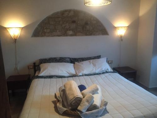 La Taverna @ Casale Corneto في Bomba: غرفة نوم عليها سرير وفوط
