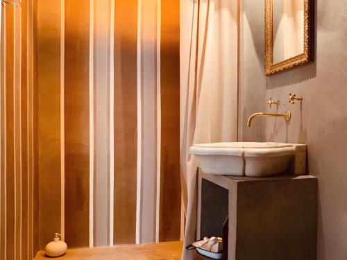 a bathroom with a sink and a mirror at Il Salotto di Maria Pia in Siracusa