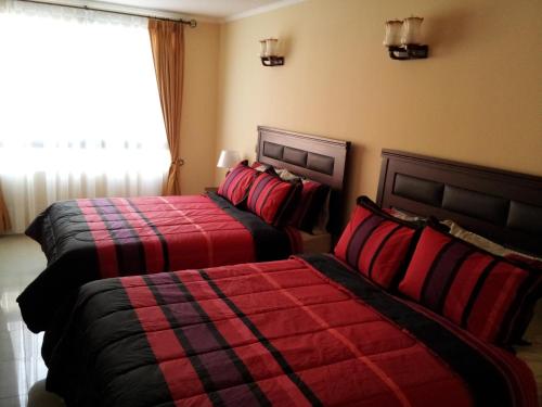 Un pat sau paturi într-o cameră la Hotel Astore Suites