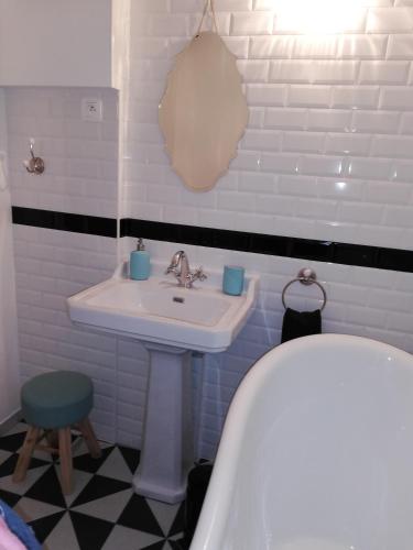 une salle de bain avec un lavabo, une baignoire et des toilettes dans l'établissement La Bonbonnière de Salomé Hyper centre parking possible, à Rouen