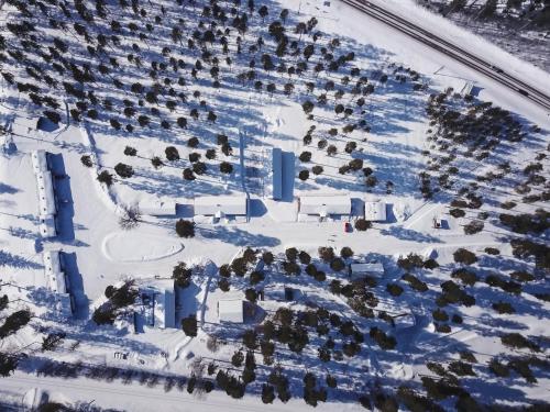 an aerial view of a building in the snow at Åsarna Skicenter in Åsarne