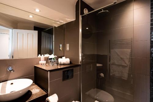 Rose And Crown Hotel tesisinde bir banyo