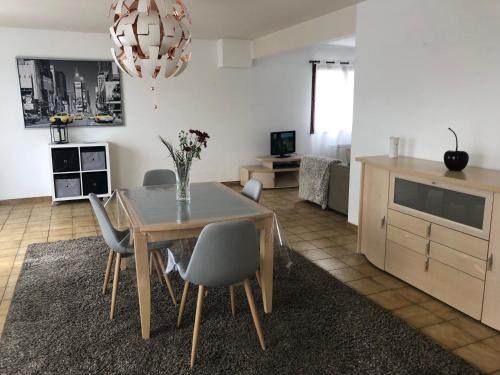 une cuisine et une salle à manger avec une table et des chaises dans l'établissement Appartement 110m2 A 2 KM DE LA PLAGE DE ST GEORGES DE DIDONNE, à Saint-Georges-de-Didonne