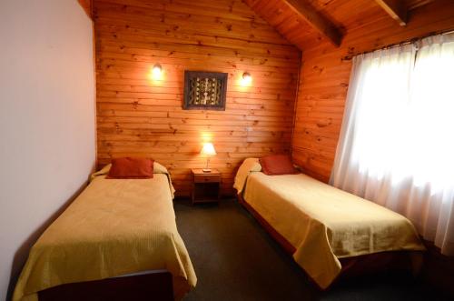 Un pat sau paturi într-o cameră la Cabañas El Chalten