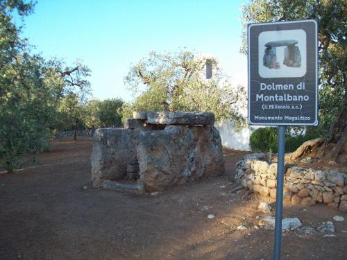 a sign in front of a stone structure at AGRITURISMO Masseria Spetterrata in Cisternino