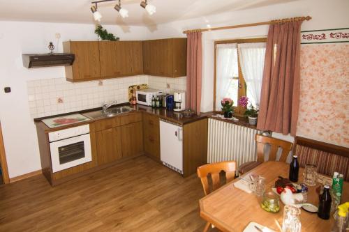 eine Küche mit einem Tisch und einem Esszimmer in der Unterkunft Ferienwohnung Haus Sonja in Ramsau bei Berchtesgaden