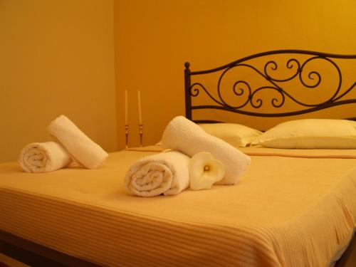 a bed with towels and pillows on it at La Casa di Nonna in Qeparo