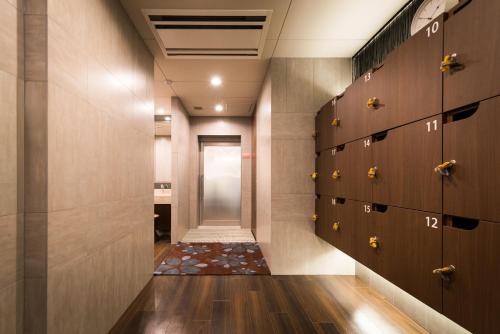 a hallway with lockers in a locker room at Super Hotel Premier Tokyo Station Yaesu-Chuoguchi in Tokyo
