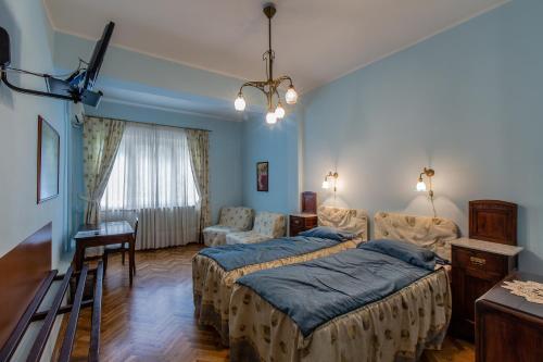 een slaapkamer met 2 bedden en een woonkamer bij Casa Ferrari Bed & Breakfast in Sofia