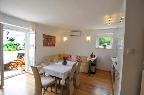 uma cozinha e sala de jantar com mesa e cadeiras em Bella Vita em Korčula