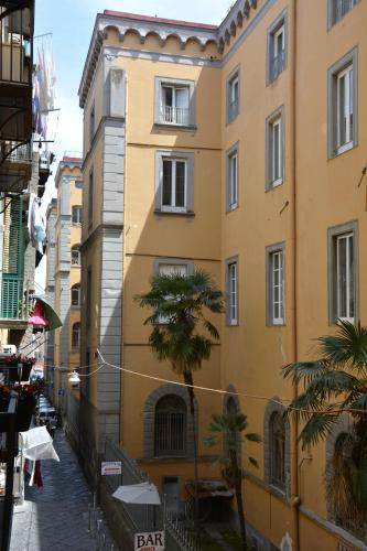 una calle en la ciudad con un edificio en Domus Studio 25 bed & breakfast en Nápoles