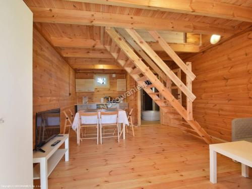 uma cozinha e sala de jantar numa casa de madeira em Ustronne Domki em Ustronie Morskie