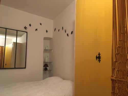 เตียงในห้องที่ Au coeur de Collioure