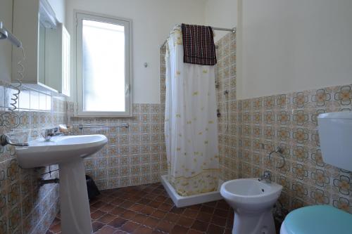 a bathroom with a sink and a shower and a toilet at Alba Tra I Pini B&B in Cefalù