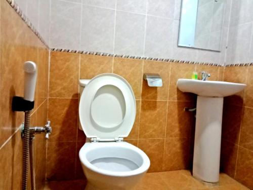 a bathroom with a toilet and a sink at Eazy Hotel at Ampang in Batu Empat