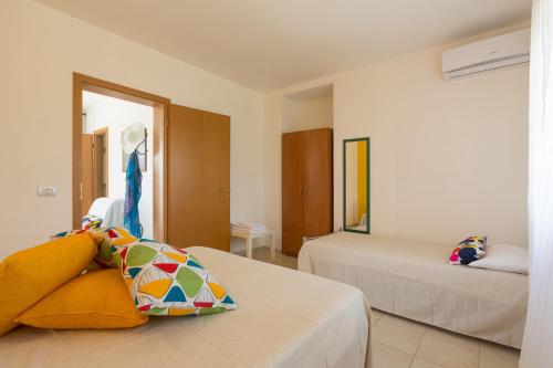 a hotel room with two beds and a window at Al Ficodindia in Sampieri