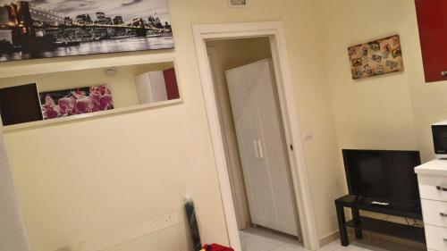 a room with a hallway with a television and a wall at InBlu in Bari