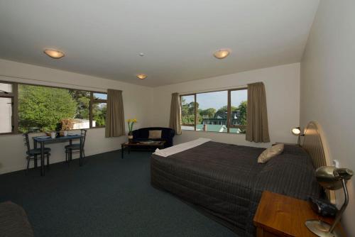 Postel nebo postele na pokoji v ubytování Lake Point Motel