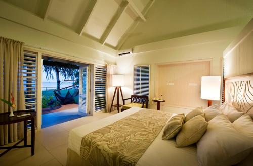 Postel nebo postele na pokoji v ubytování Fiji Hideaway Resort & Spa