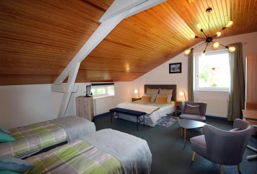 une chambre d'hôtel avec deux lits et une fenêtre dans l'établissement chambres d'hotes les quatre vents, à Bussière-Galant