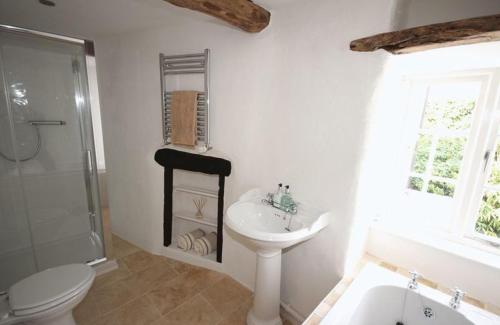 Inglenook Cottage tesisinde bir banyo