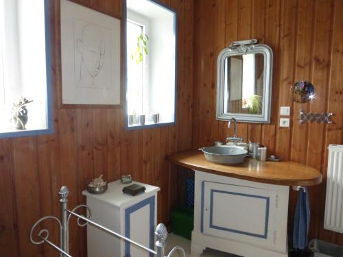 ロクテュディにあるGîtes La zélidjaのバスルーム(洗面台、鏡付)