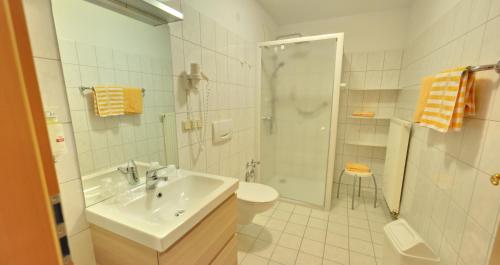 Ett badrum på Vakantiehotel Der Brabander Apartments