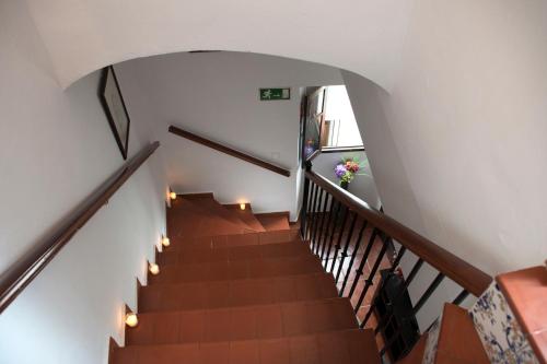 a stairway with a bunch of stairs with flowers at Pensión San Marcos in Arcos de la Frontera