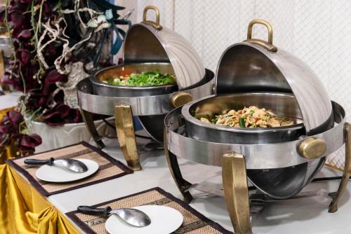 ホテルの敷地内または近くでの食事または食べ物