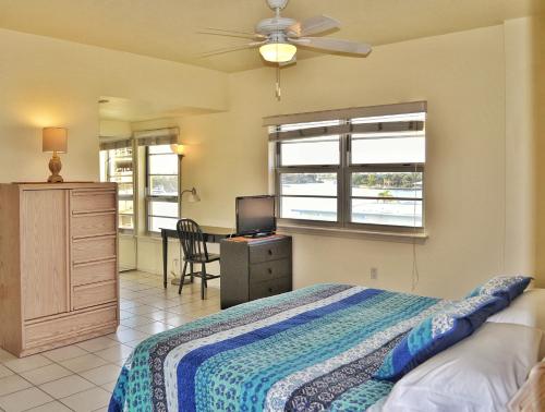 a bedroom with a bed with a ceiling fan and a desk at Fort Lauderdale Yacht and Beach Club 416 in Fort Lauderdale