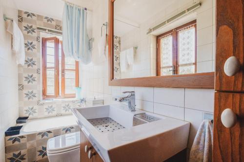 Phòng tắm tại Iconic Cretan Stone Mansion